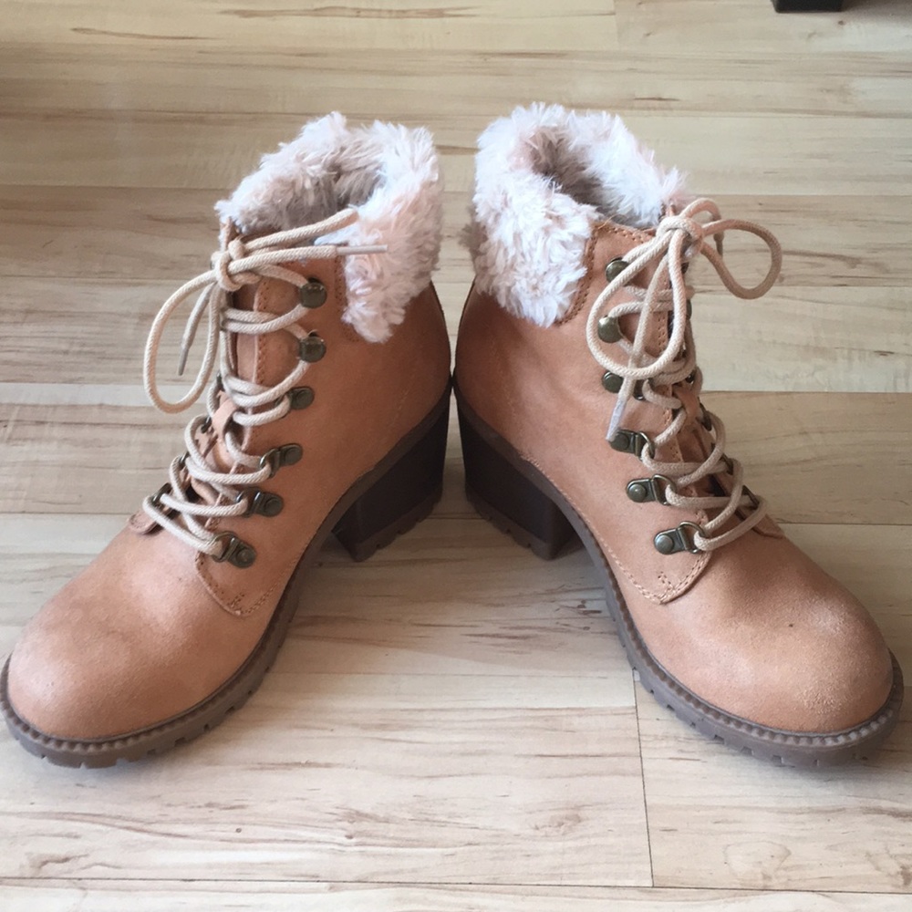 Cliffs White Mountain Tan Fur Heel Boots Size 7.5
